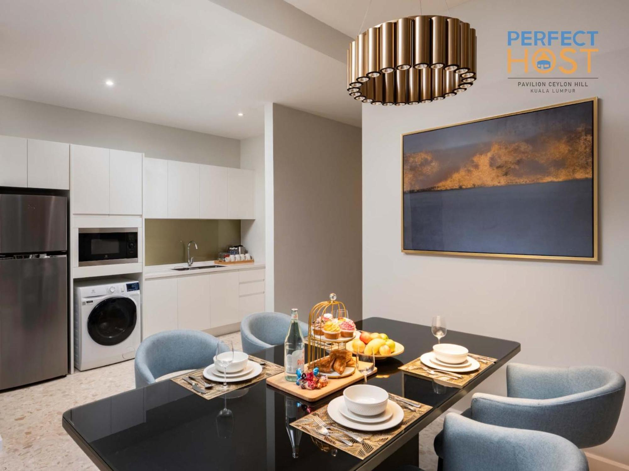 Pavilion Ceylon Hill Suites, Bukit Bintang By Perfect Host Kuala Lumpur Exterior foto A typical kitchen and dining room in a condominium