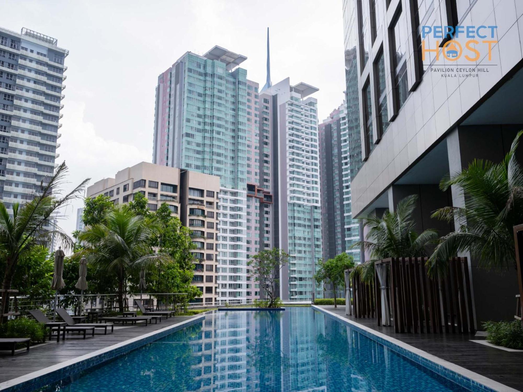 Pavilion Ceylon Hill Suites, Bukit Bintang By Perfect Host Kuala Lumpur Exterior foto The panorama of the pool at the 10th floor of the complex.