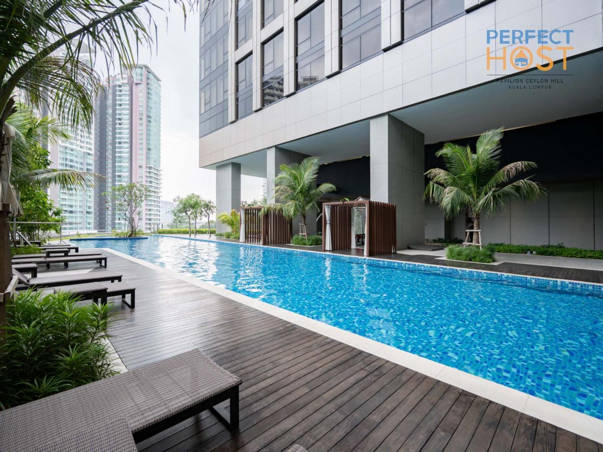 Pavilion Ceylon Hill Suites, Bukit Bintang By Perfect Host Kuala Lumpur Exterior foto The swimming pool at the 50th floor of the tower