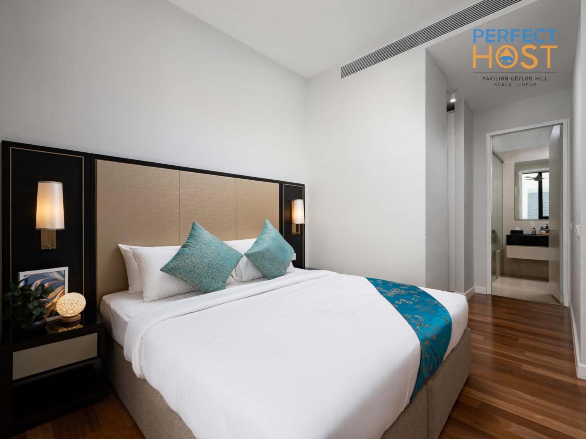 Pavilion Ceylon Hill Suites, Bukit Bintang By Perfect Host Kuala Lumpur Exterior foto A bedroom at a serviced apartment in Singapore