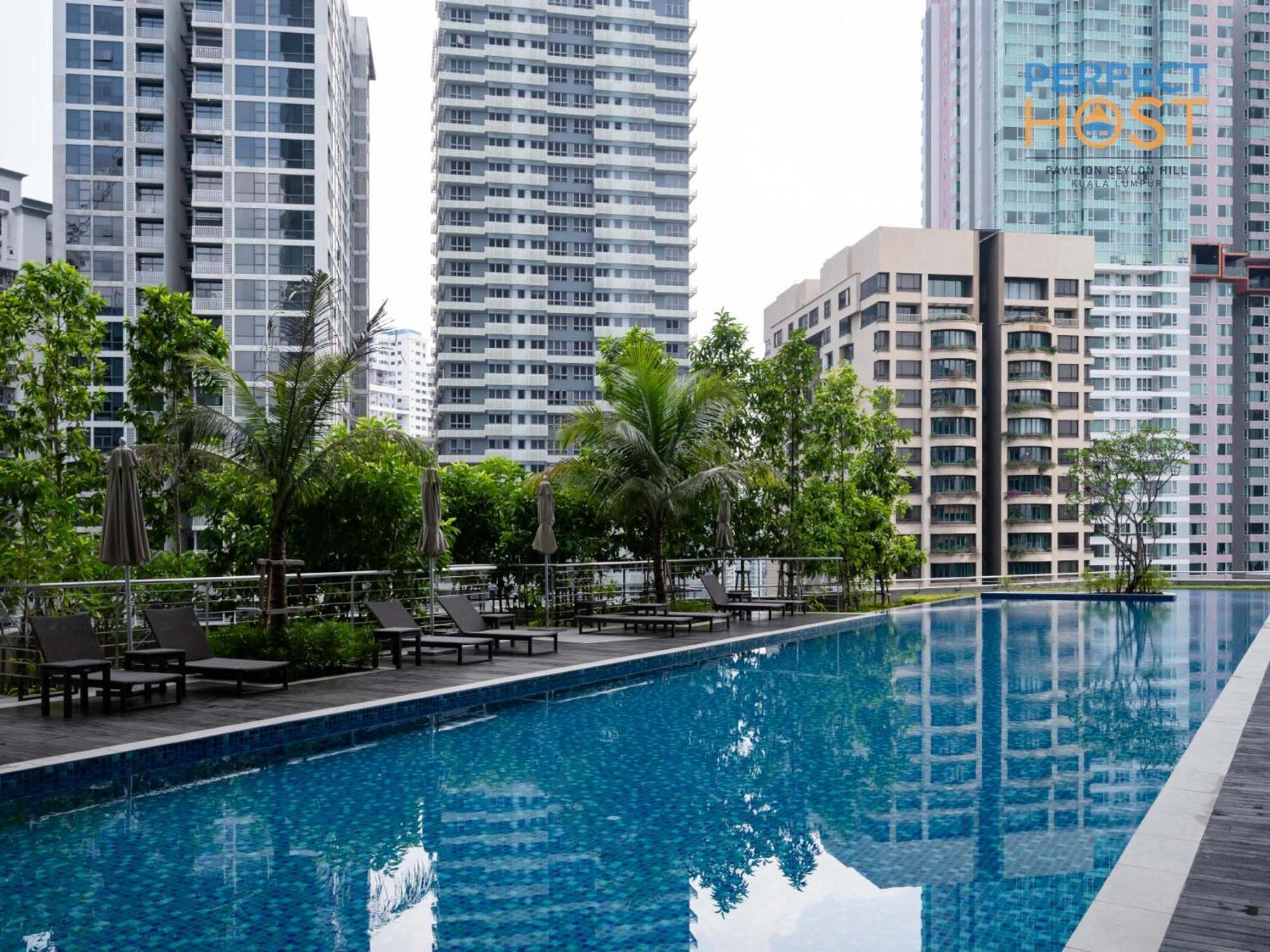 Pavilion Ceylon Hill Suites, Bukit Bintang By Perfect Host Kuala Lumpur Exterior foto The panorama pool at the 50th floor of the building