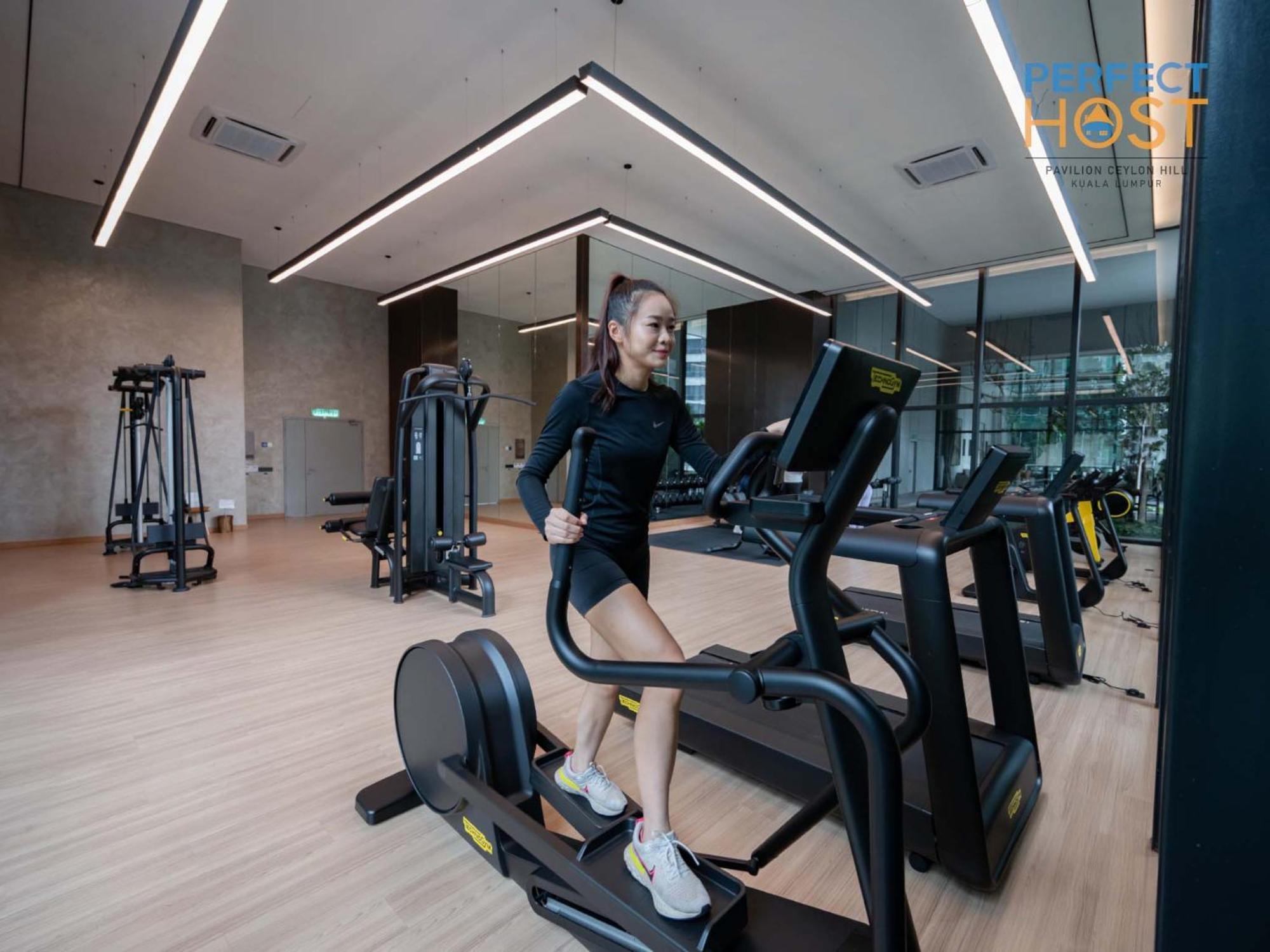 Pavilion Ceylon Hill Suites, Bukit Bintang By Perfect Host Kuala Lumpur Exterior foto A woman using a treadmill